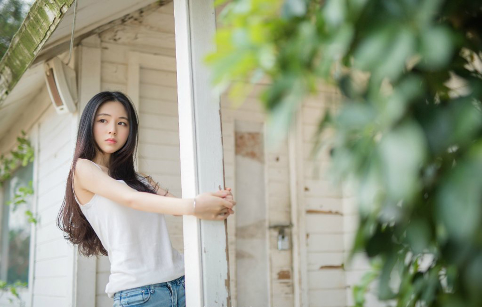 如果说生活是一种姿态，我宁愿选择冷漠;如果说对待一份感情，包括友情和亲情，我宁愿选择冷淡无情。可惜人总非草木，往往总在交叉处令你左右为难!人总喜欢在利益面前根根计较，总为利益去伤害彼此间的感情!这难道就是人生存的本能吗?人生就这么讽刺吗?你不找事，事找上你，会有水落石出的一天!也许这只是一场闹剧，因为我不相信它能凭空消失。人心怎么说呢?穷，会被瞧不起，会被亲情冷漠。富，身边的都是荣耀奉承。
